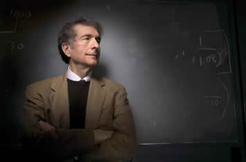On doit au chercheur de Harvard, Howard Gardner, d'avoir bouleversé dans les années 80 la notion d'intelligence avec sa théorie des Intelligences multiples, et la mise en avant des capacités inter et intrapersonnelles, liées à la compréhension de la nature humaine, les émotions et l'intuition.